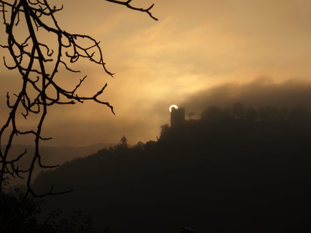 Sonnenaufgang über der Ruine Neideck by Wolfgang Streit