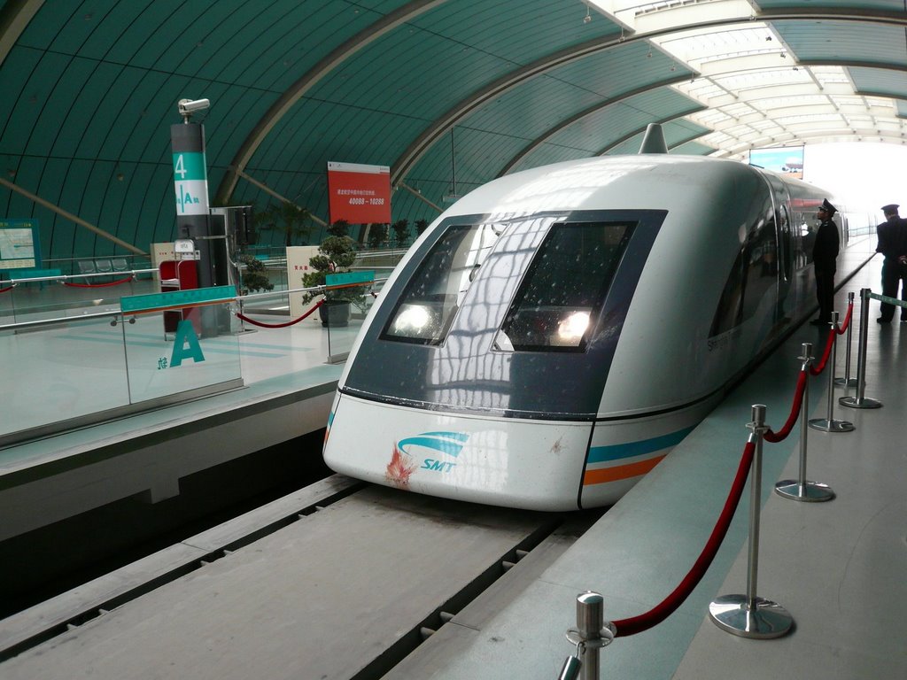 MagLev Train Shanghai by koszo