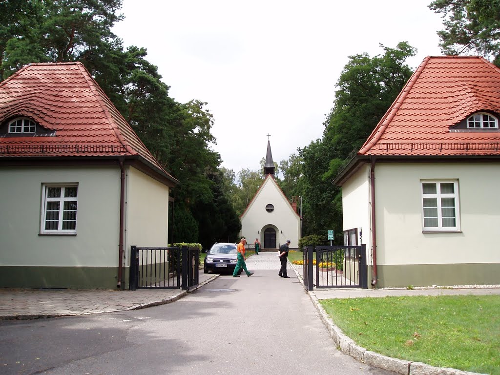 Friedhof Hennigsdorf, Haupteingang by Thorbjoern