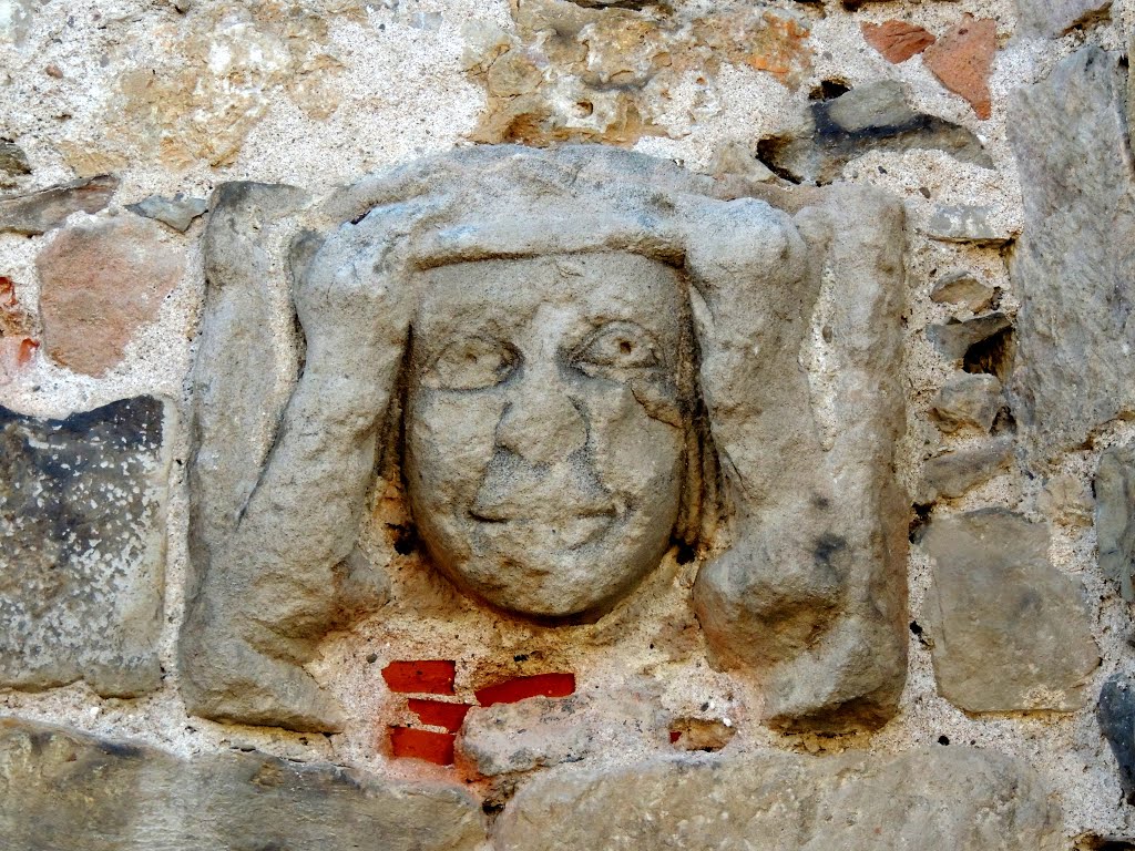 PENNE, tête sculptée dans un mur. by Jean THIERS