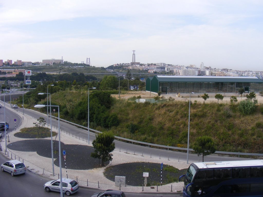 Cristo-Rei e Ponte vistos do Fórum Almada by jomagudu