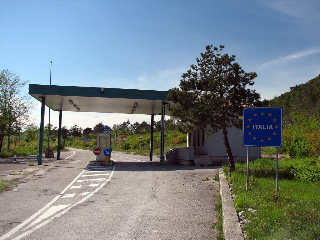 abandoned italian border crossing point (Thiago) by slo_thiago