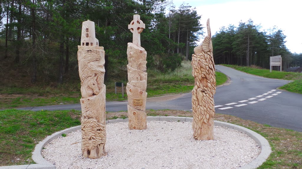 Carvings at Newborough Beach by Bigdutchman