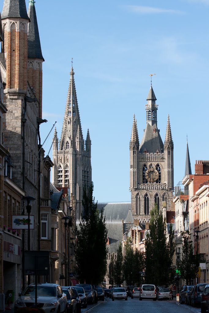 LE BEFFROI ET LA CATHEDRALE SAINT MARTIN A YPRES by Frédéric Adant