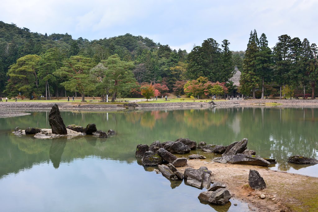 毛越寺浄土庭園　池中立石 by tmtmamn