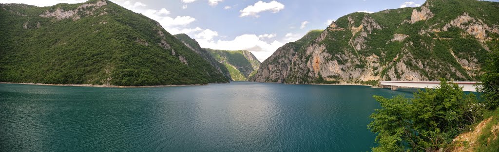 Nördlich von Pluzine geht es den Piva See entlang zur bosnischen Grenze by Twofolwer_24