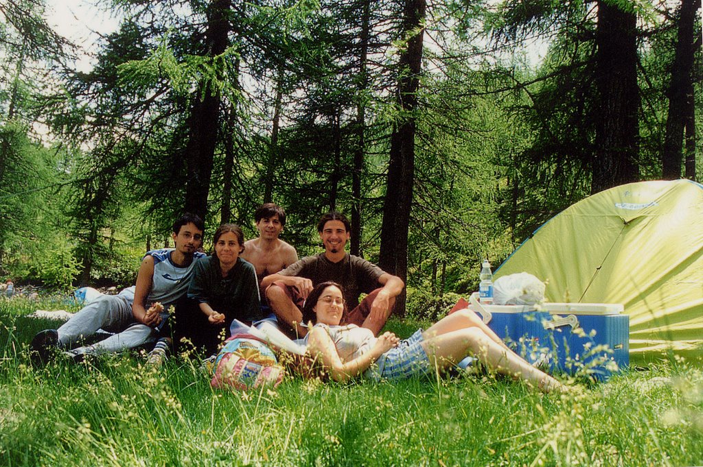 Alpe Devero, gruppo al pascolo, Fabio, Elisa, Marco, Enrico & Francesca, giugno 2003 by Marco Ferrari