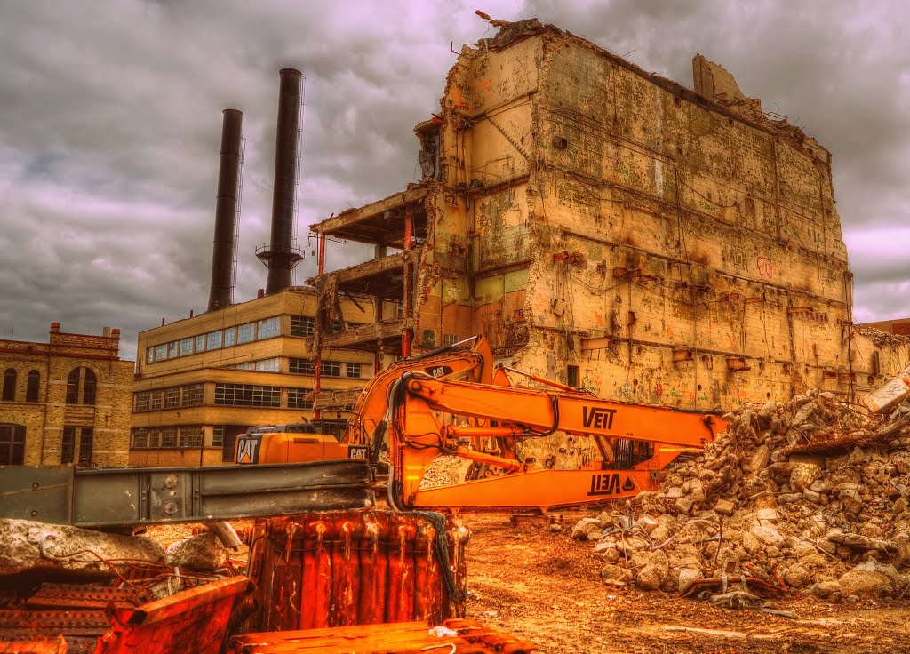 Schlitz Park Tear Down by Erik Wanta