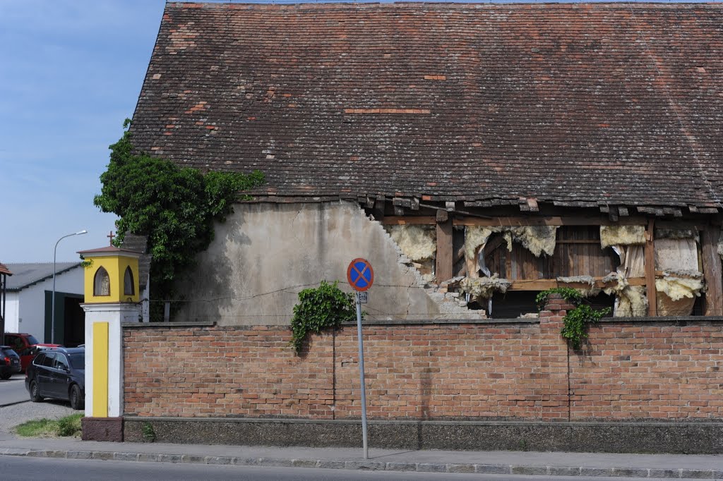 Gänserndorf, Scheunengasse, gelber Bildstock by Manuela Gößnitzer