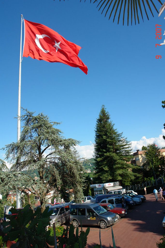 RİZE VE TÜRK BAYRAĞI by sabri kavuncu