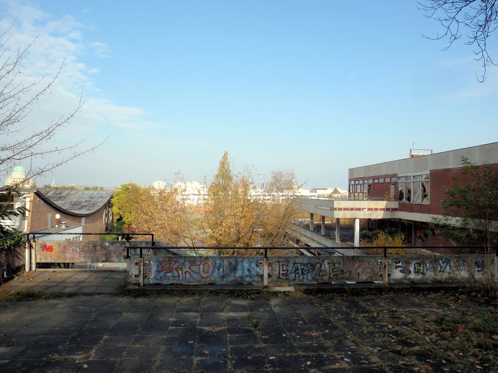 Blick von der Terrasse zwischen Schwimmhalle und "Minsk" by Thorbjoern