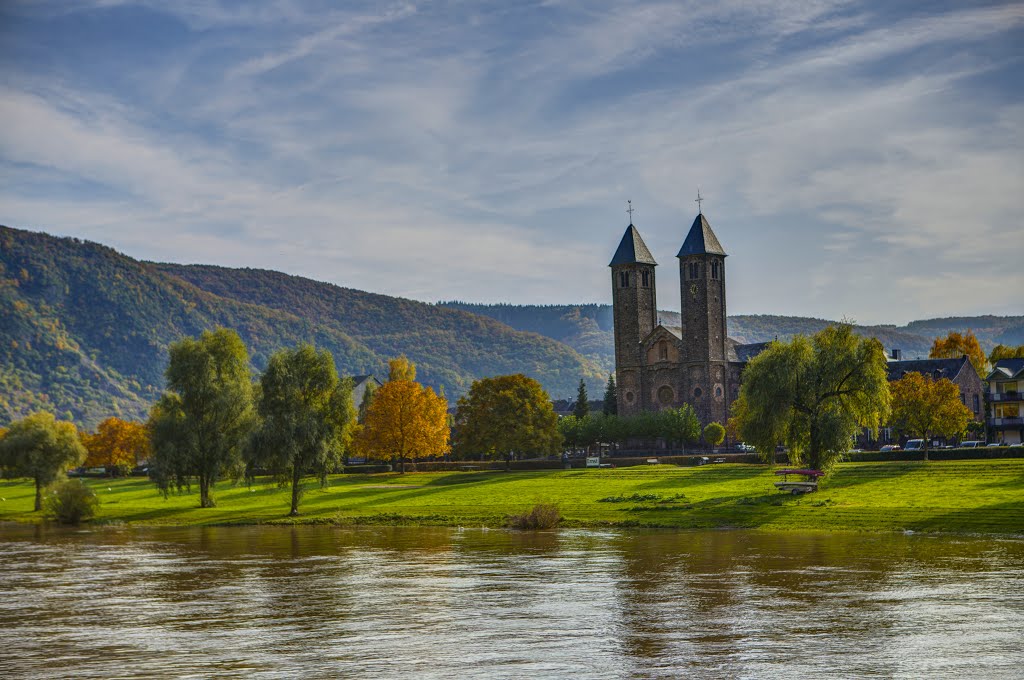 Ernst im Herbst by Heinz Peierl