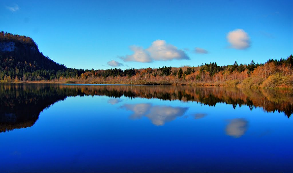 Le lac de Bonlieu en automne by GRUSSNER