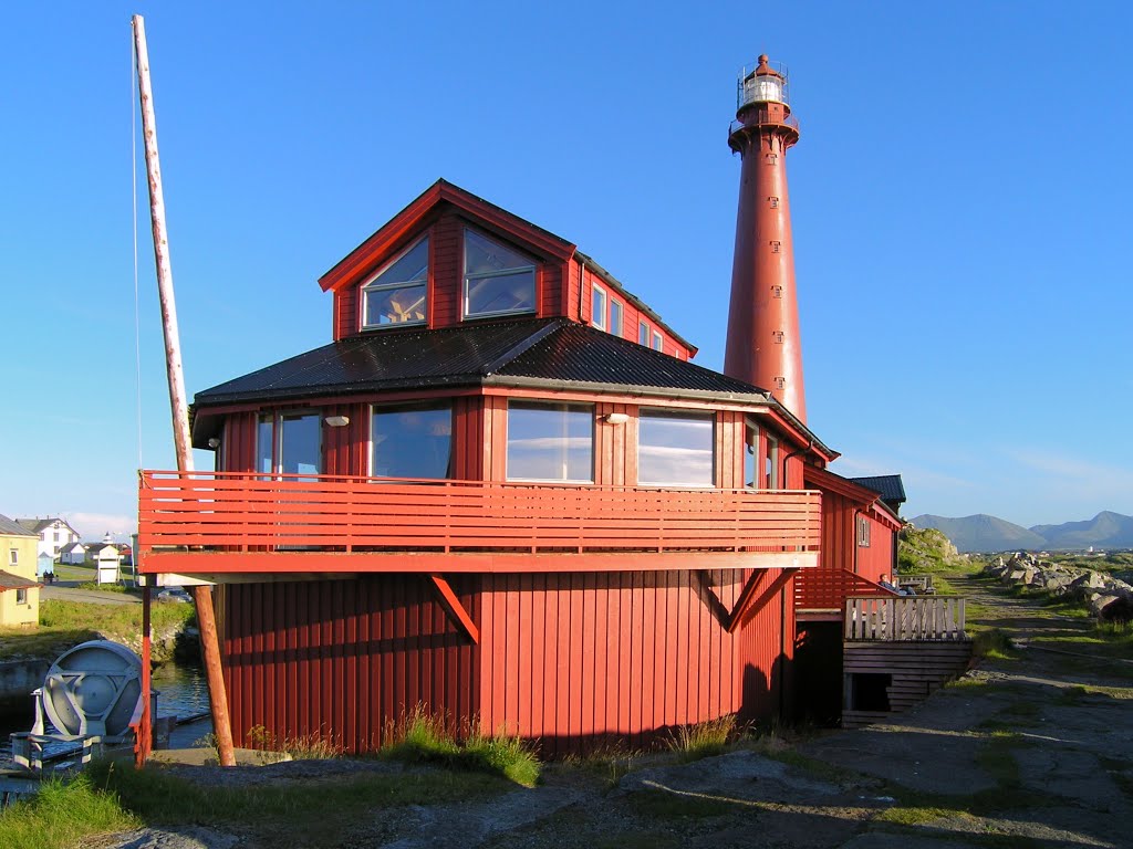 House like a boat... and huge lighthouse tower at Andenes by Tomas K☼h☼ut