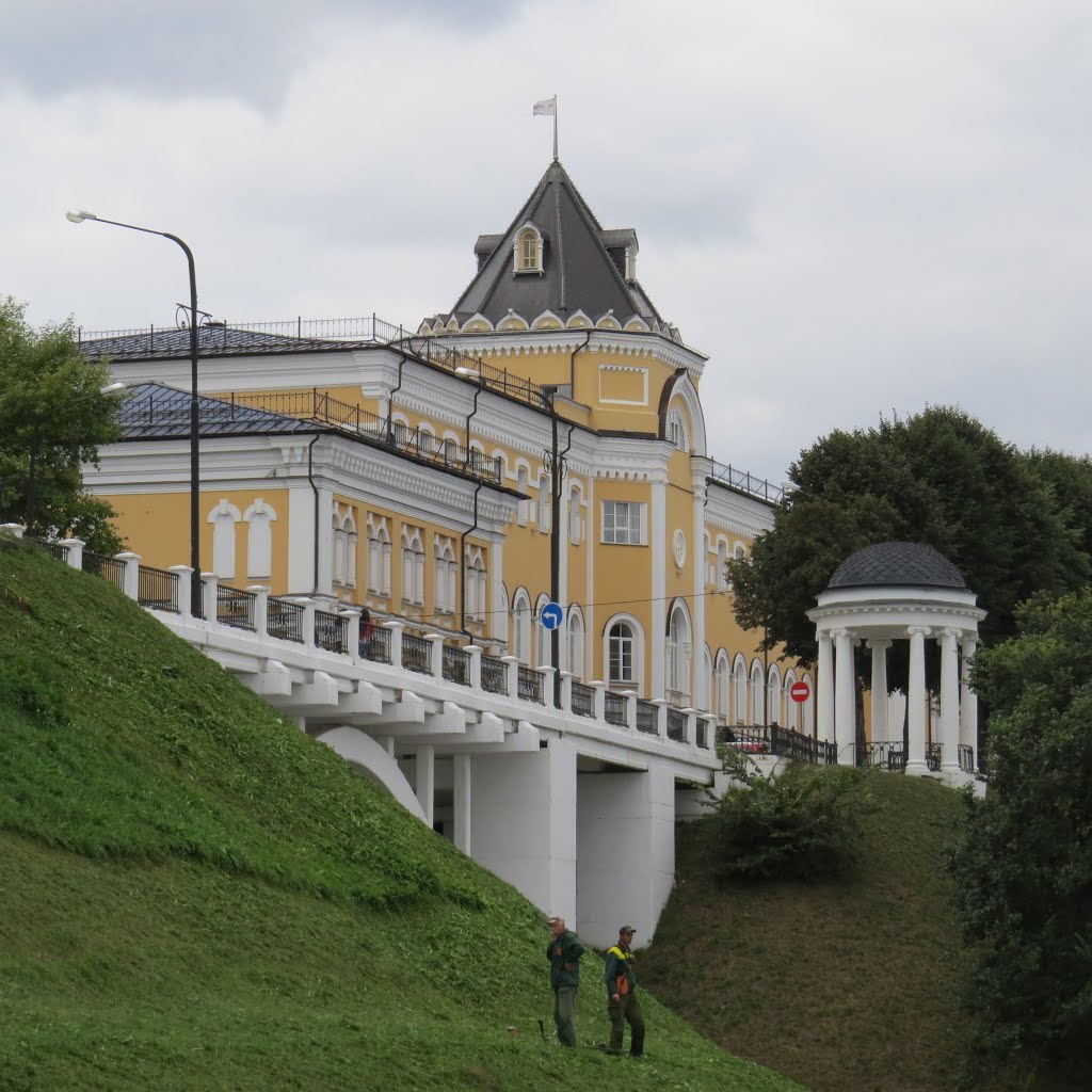 Management of North Branch Railways in Yaroslavl (former Church of the Descent of the Holy Spirit) / Управление Северного отделения РЖД (бывшая церковь Сошествия Святого Духа) by Sergey Kreps