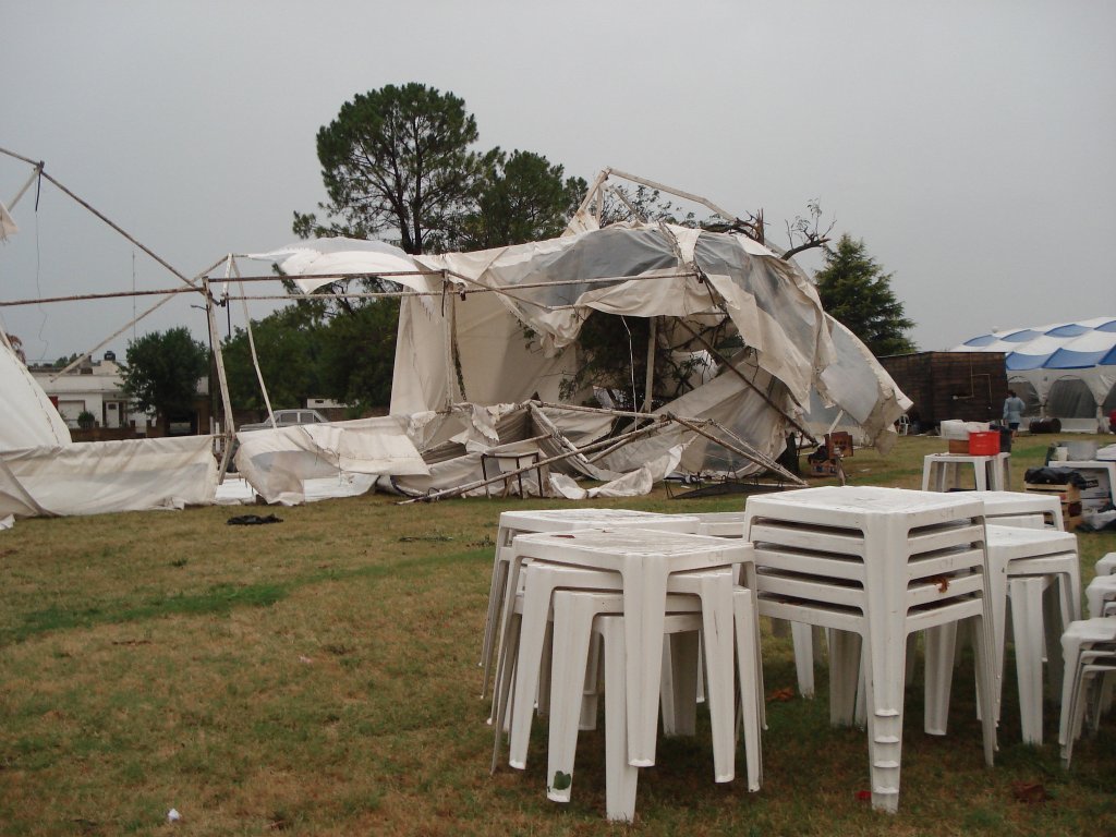 Tornado Henderson Canta 2008 5, carpa comedor by juako28