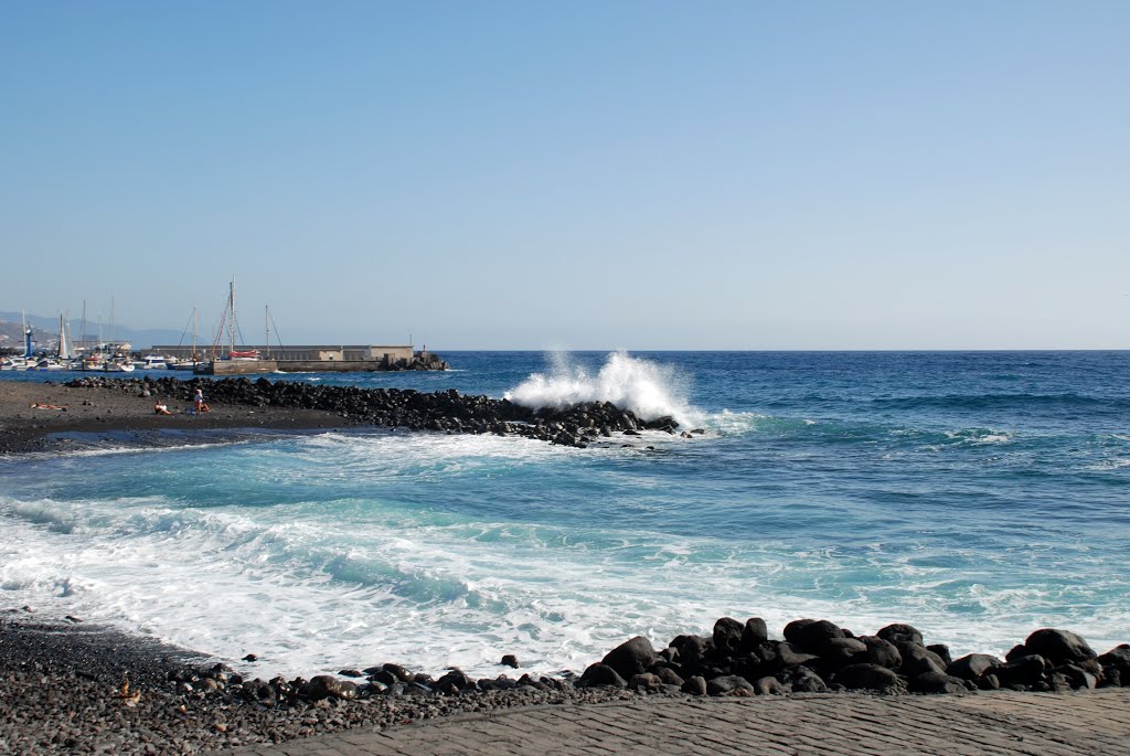 Una caleta para bañarse en Candelaria, con buen oleaje by logut