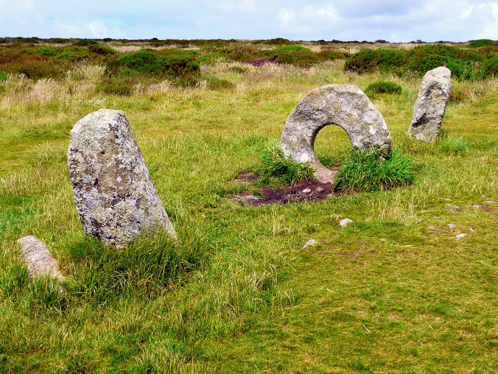 Great Britain_England_Cornwall_Penwith_Boswarthan_Mên-an-Tol standing hole stones alignment_P1390636 by George Charleston