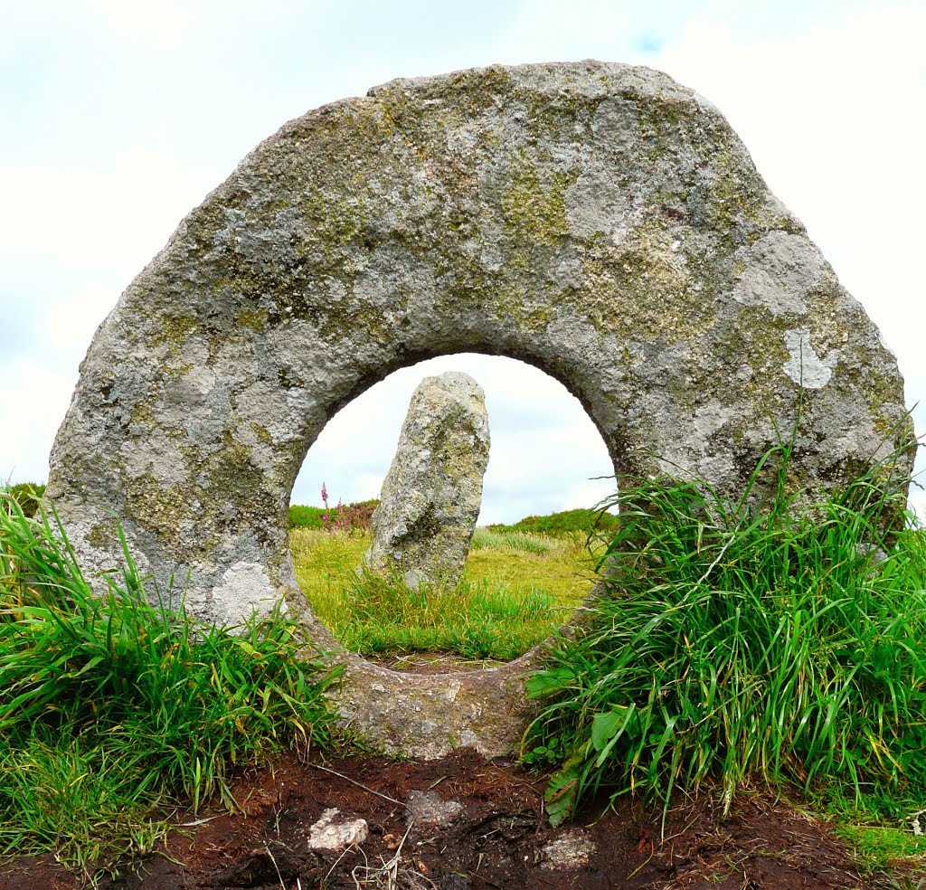 Great Britain_England_Cornwall_Penwith_Boswarthan_Mên-an-Tol standing hole stones alignment_P1390640 by George Charleston