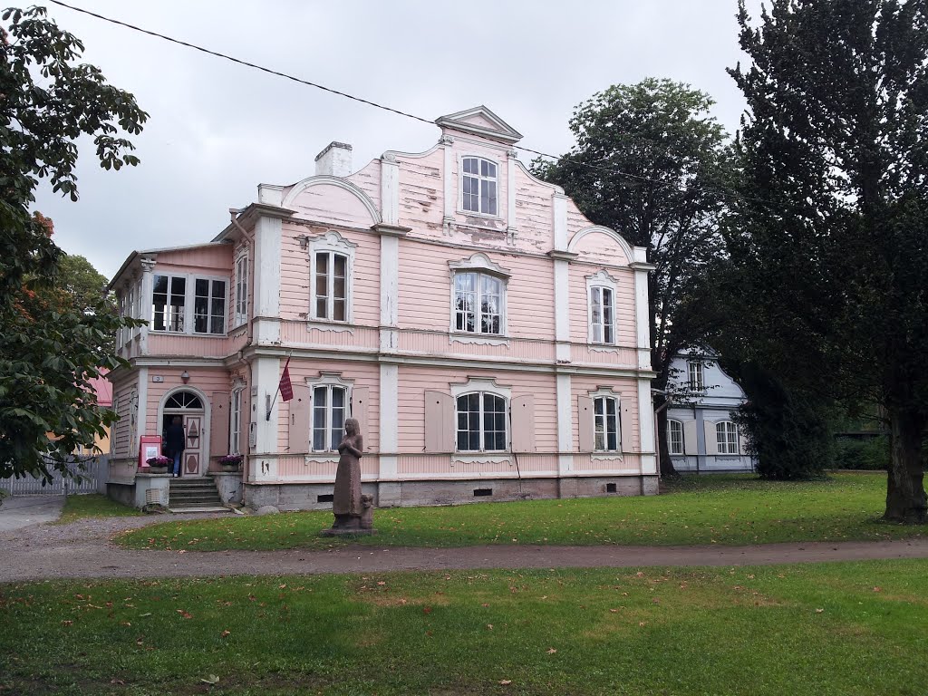 Tallinn. Kadrioru lossi kastellaani maja (The Commandant house of the Kadriorg palace) by Sergey Samusenko