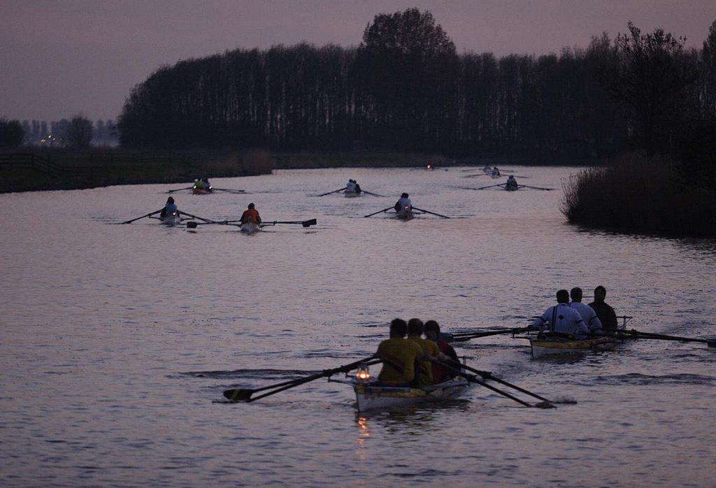 Het Peleton in Avondschemer by Erik van den Ham