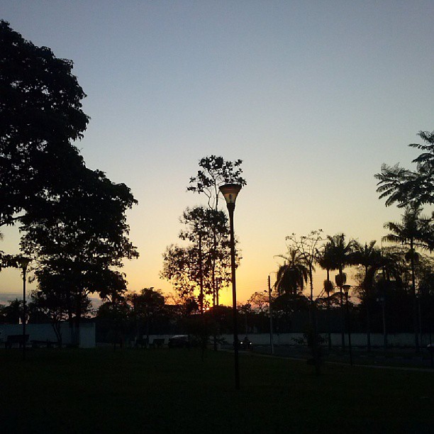 Fim de tarde na praça da rodoviária by Amanda C. Mariano