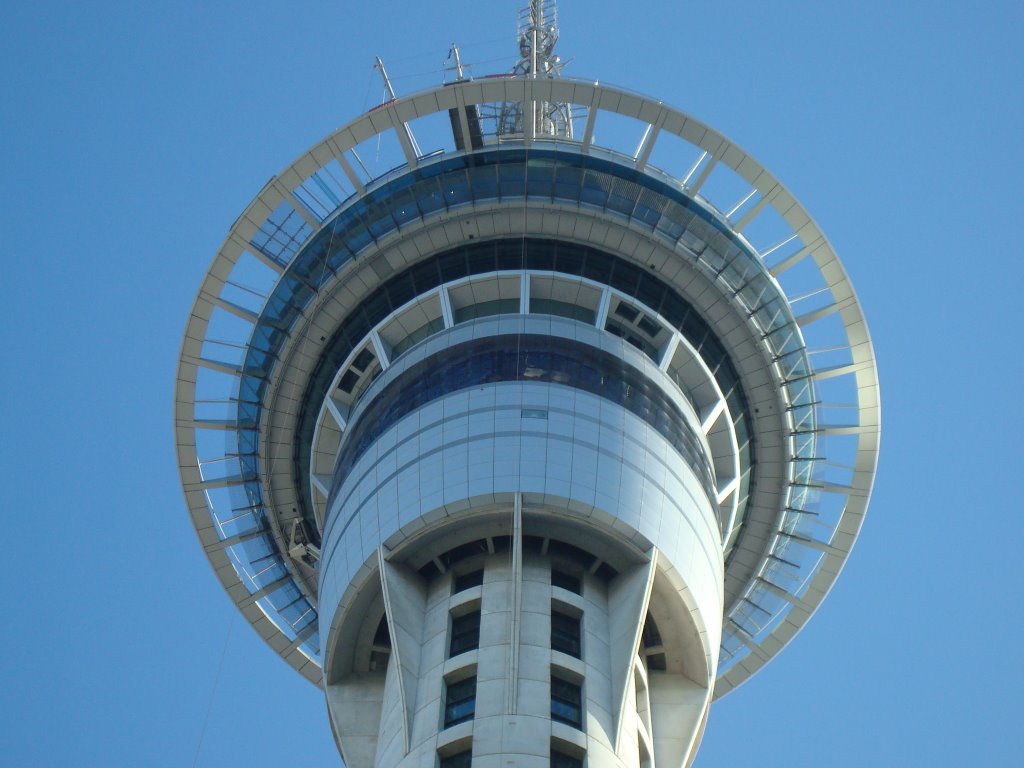 Sky tower auckland by Eduardo Paez