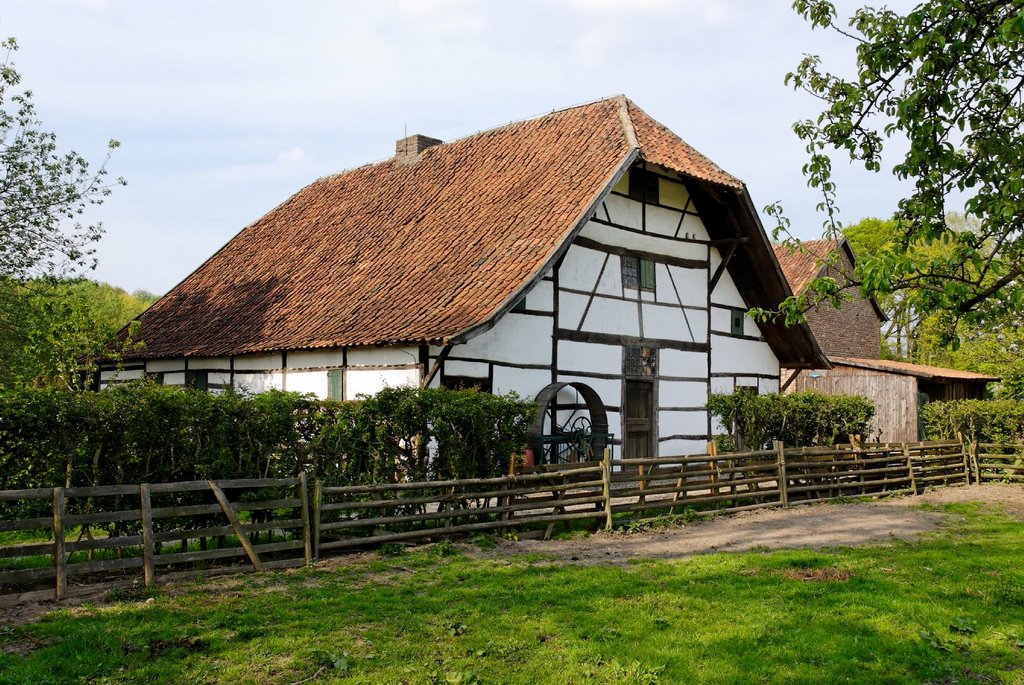 Rückseite des Bauernhauses aus Rasseln by wallsound