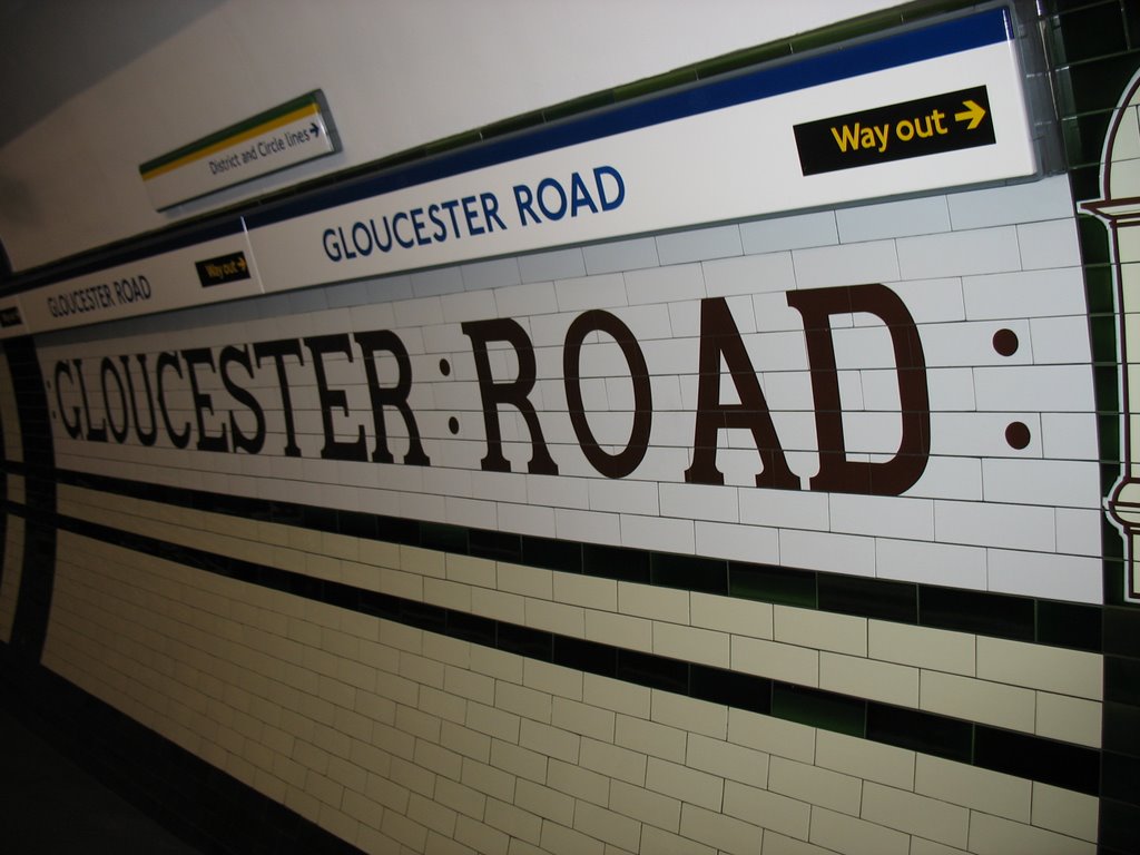 Inside Gloucester road tube station by vitopuntocom