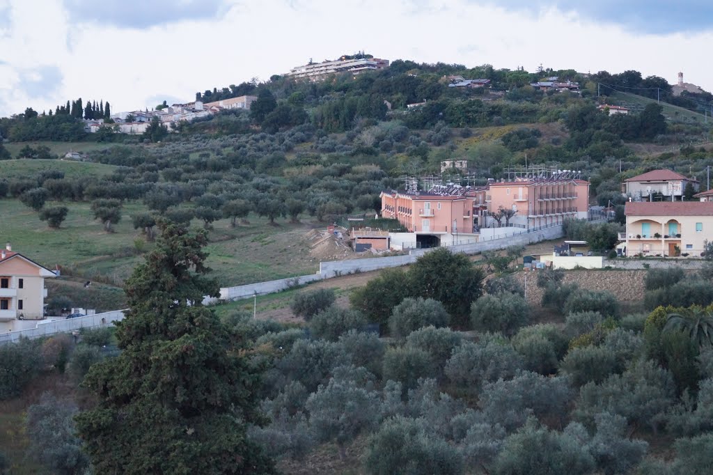 Tortoreto Alto e belvedere visti da sotto la collina by Giovanni Santori