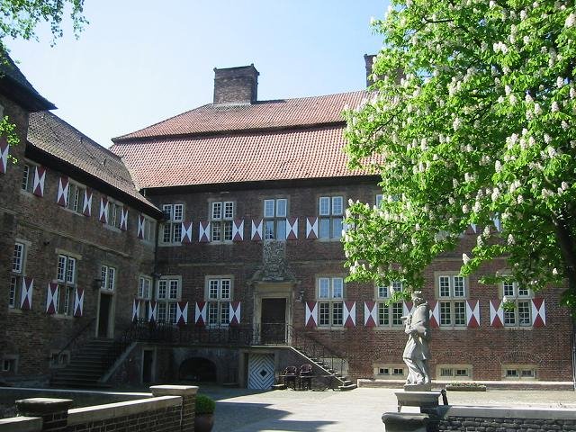 Schloss Oberwerries Innenhof by Harm Michaelis