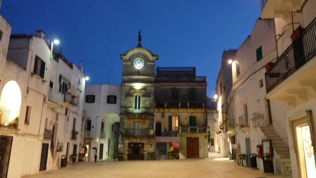 Piazza Vittorio Emanuele in Cisternino at night by vonroberts