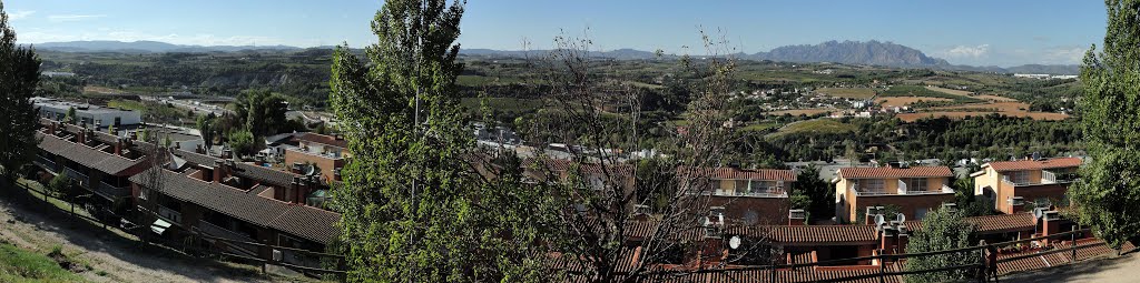 Panoràmica des d'aprop de Gelida (Serra de Queralt, Mediona, Panadella, Bruc i Montserrat) by Josep Pallarès