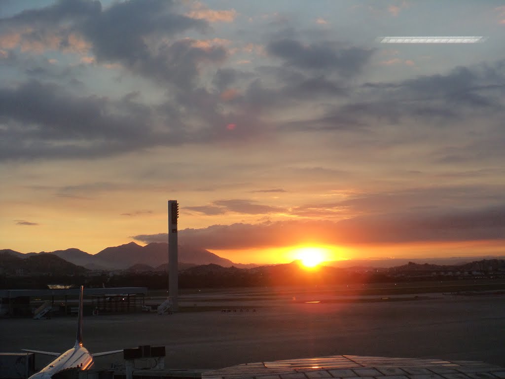 Por do sol no Rio de Janeiro visto desde o Aeroporto Internacional do Galeão. (Antônio Carlos Jobim). by Dedé de Zé Luca