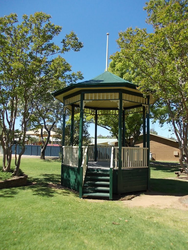 Octagonal rotunda in Memorial Park by Phaedrus Fleurieu