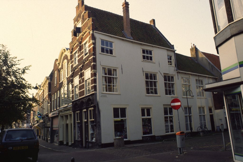 Delft, Wijnhaven hoek Boterbrug, Boekhandel De Omslag by gerrits