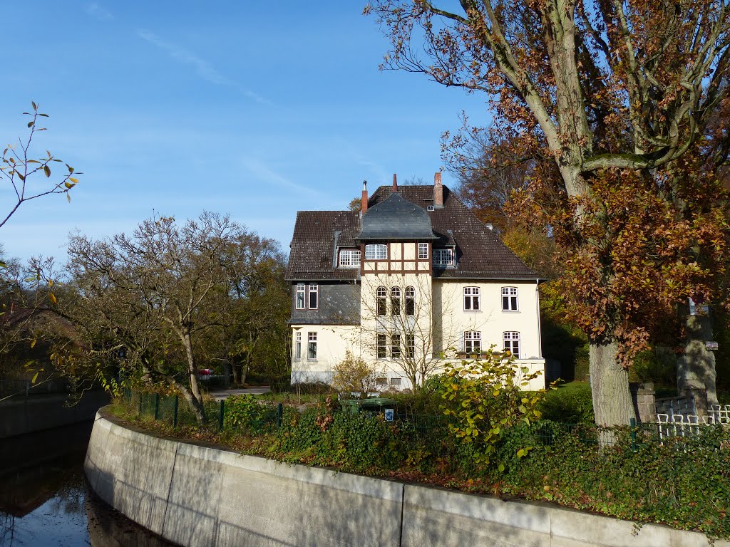 Howaldt´sche Villa am abgelassenen Zulaufkanal für Wasserkraftwerk 1... by Lullabay 61