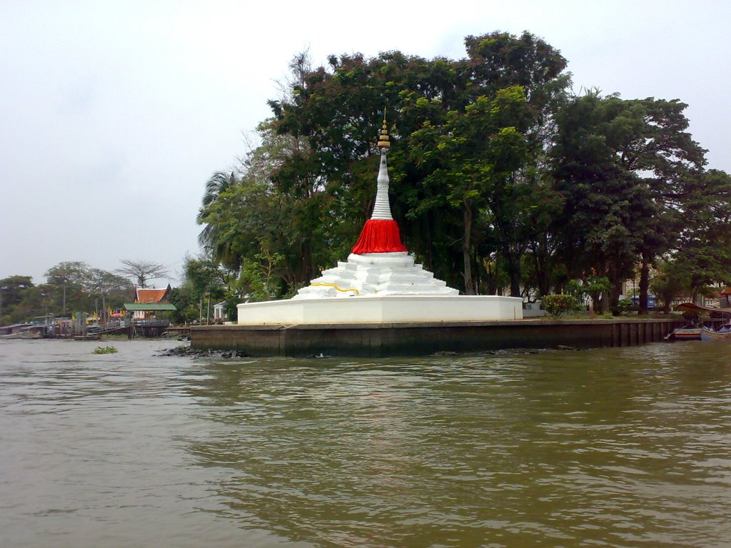 Chedi on a boat view, Koh Kret by Praphan Lakhasophon