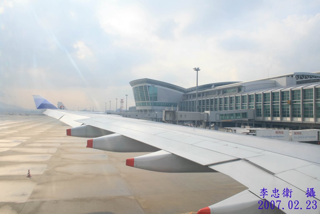 福岡空港(Fukuoka Airport)登機起飛前 by 李忠衛