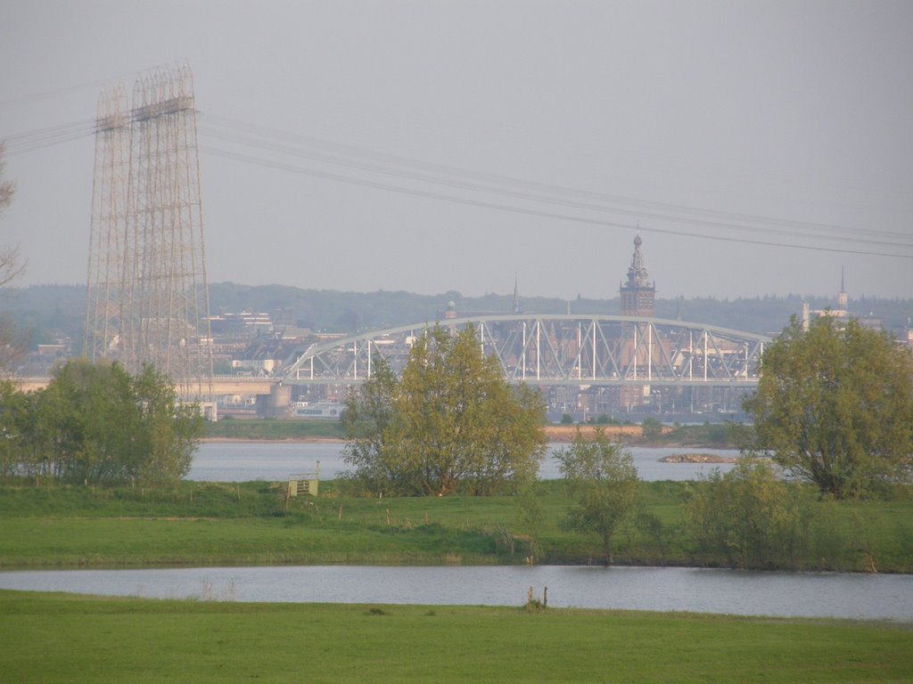 De Uiterwaaden vanaf de Waaldijk gezien met Nijmegen op de Achtergrond by Michiel_Konst