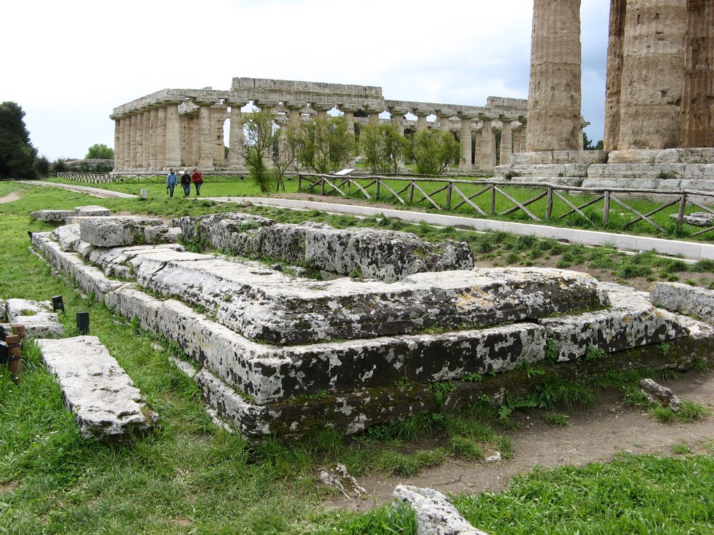 Paestum-Temple d'Héra 2 (dit de Neptune)-Autel by Laurent Guyard