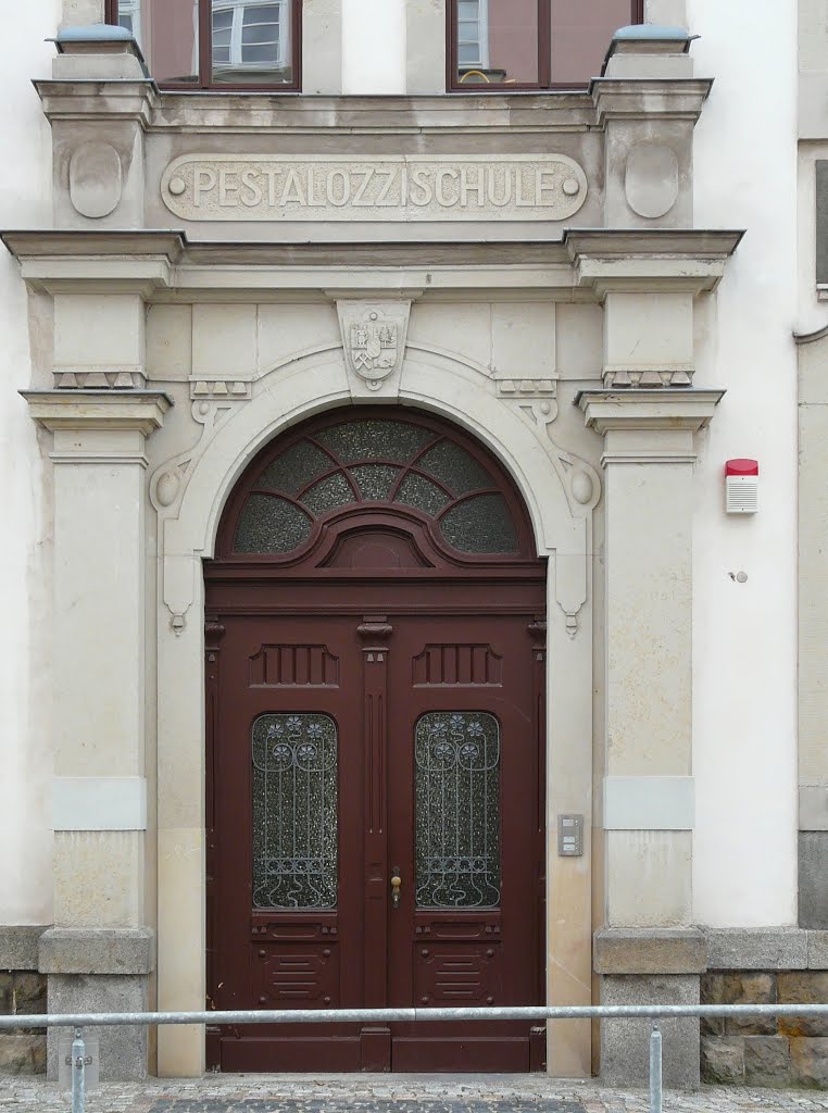 Hohenstein-Ernstthal (SN) - Das Portal der ehem. Pestalozzi-Grundschule by Thomas Eichler