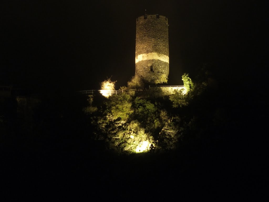 Der Burgfried der Burg Bischofstein am Abend by ©Tøm1