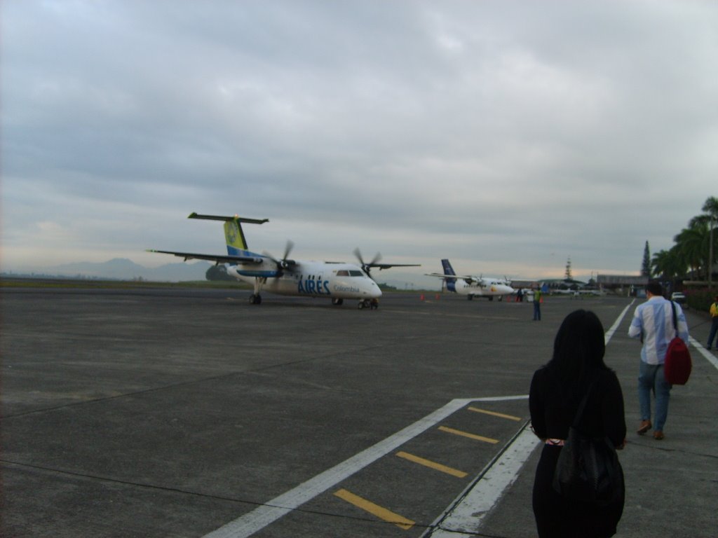 Aeropuerto Matecaña desde la pista by Pablo Andrés Naranjo…