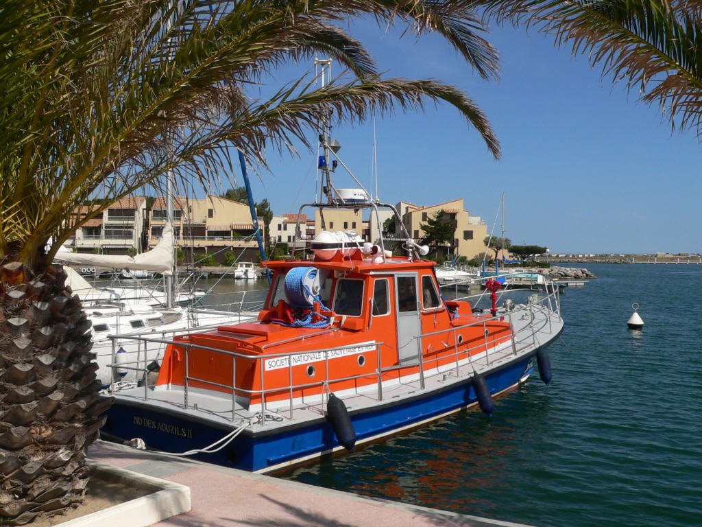 France, dans le port de Gruissan le bateau de sauvetage by Roger-11