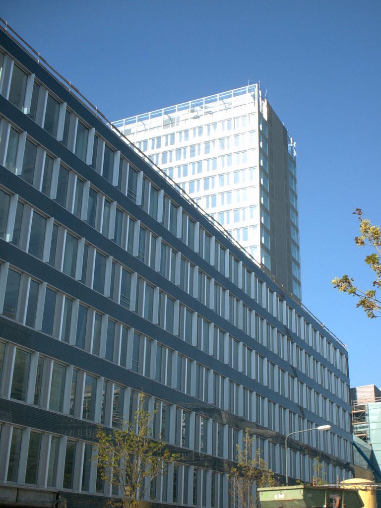 Das Cielo. 70m hohes Bürohaus in der Theodor-Heuss-Allee 100-104 fotografiert von der Theodor-Heuss-Allee by Zoomer