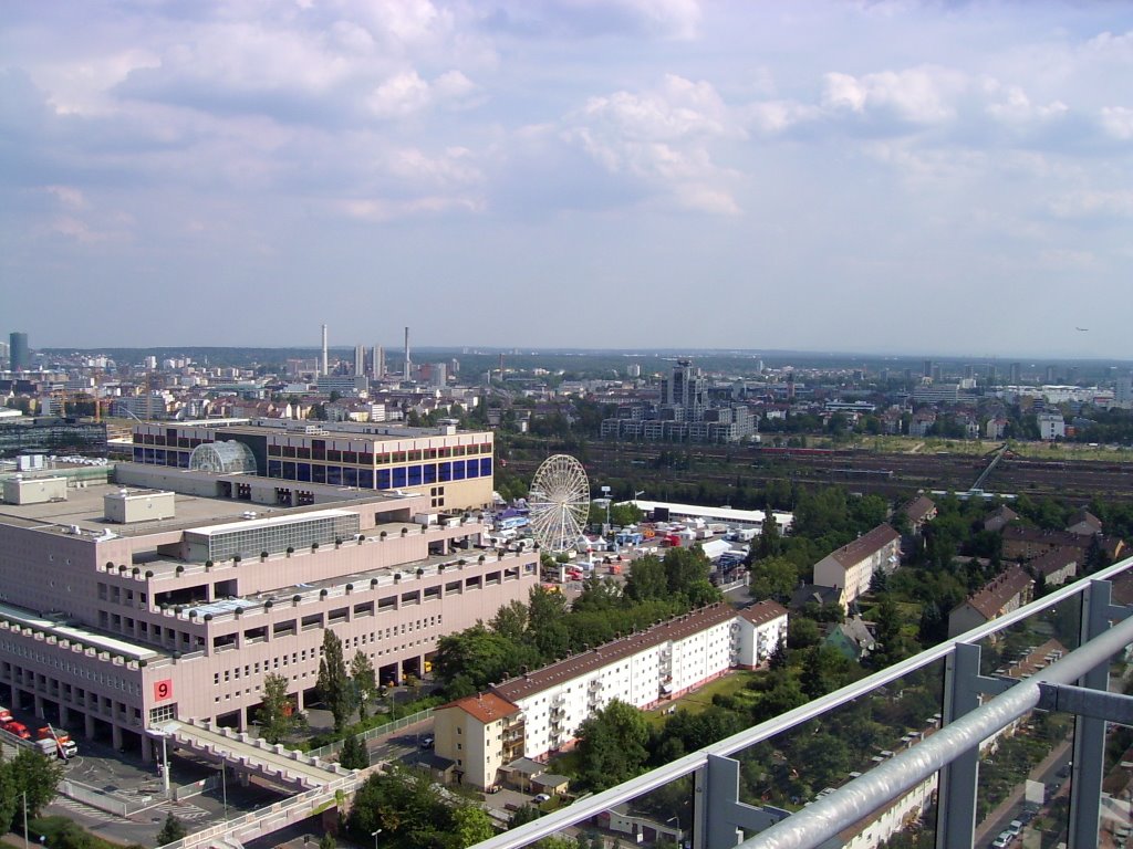 Blick vom 70m hohen Cielo (Bürogebäude Theodor-Heuss-Allee 100-104) Richtung Messe Frankfurt by Zoomer