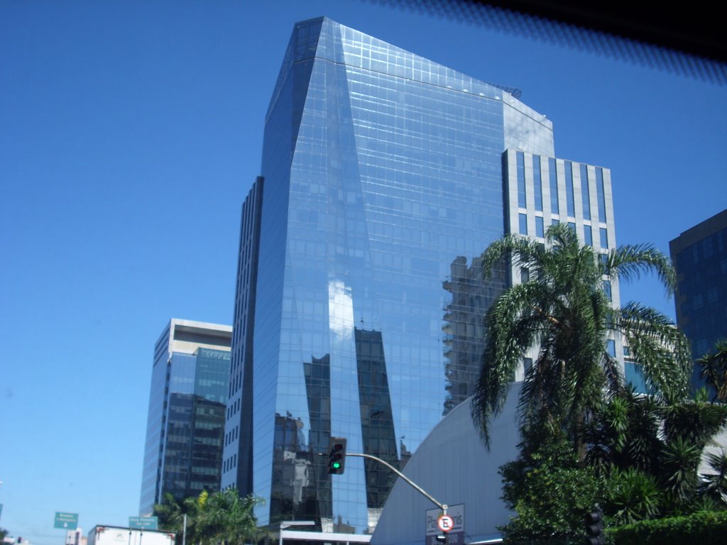 Céu azul, prédios azuis II - São Paulo, SP by Suzana Santos