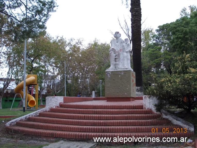 Piñeyro - Monumento a la Madre (www.alepolvorines.com.ar) by alepolvorines