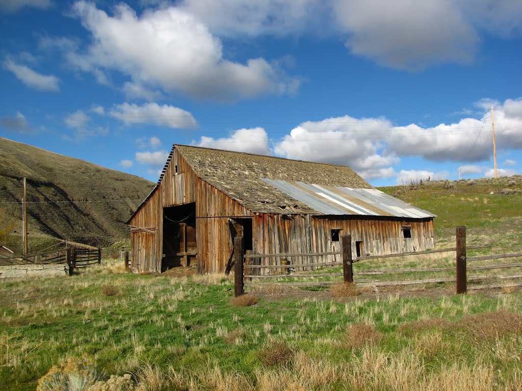 Barn with character by Pat Cassidy